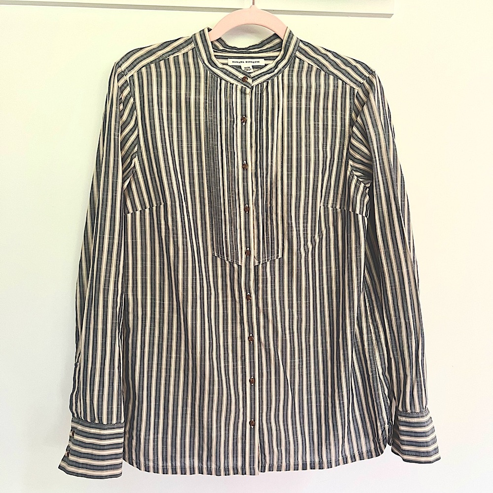 Banana Republic Women’s Button Down Long Sleeve Shirt Blue White Stripes Size M